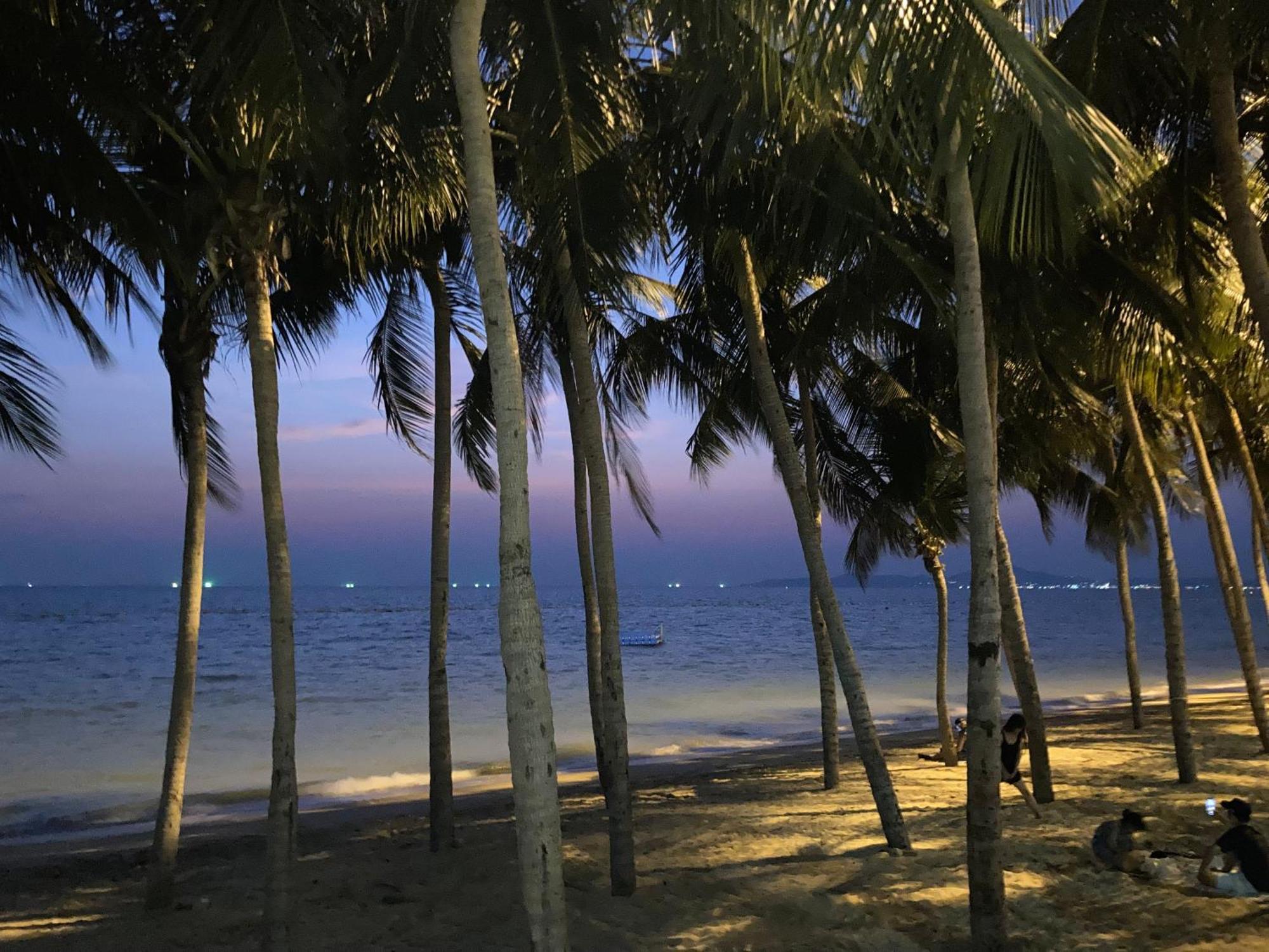 Max'S Beach House Hotel Pattaya Exterior photo